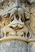 Chadenac, Portalkapitell, Monster auf Löwen mit Katzenköpfen