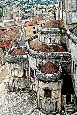 St-Pierre de Chauvigny, Wehrattiken am Chorhaupt, nach innen abgeschrägt