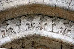 Archivoltenbögen, Scheitel