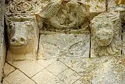 Fassade, Kraggesims, Kragsteine 1 + 2 und Metopen