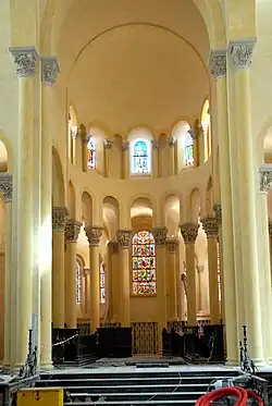 Binnenchor schließt mit rundbogiger Halbkuppel