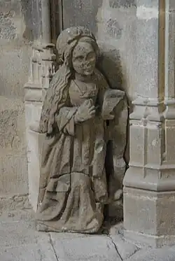 Elegant gekleidete Frau, mit Schriftband