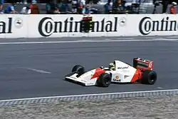 Der zweitplatzierte Senna auf der Start-Zielgeraden