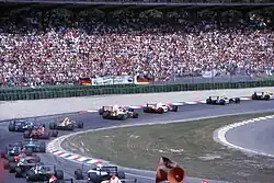 Erste Runde, Nordkurve: Patrese vor Mansell, Berger vor Senna, Schu­macher attackiert