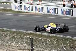 Nigel Mansell bei der Anfahrt zur Nordkurve im Motodrom (1992)