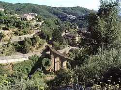 Der in einem Kreisbogen liegende Viadukt San Pietro in Guarano zählt als Wahrzeichen des Städtchens.