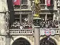 Herren- und Damenmannschaft am Balkon des Münchner Rathauses