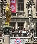 Herrenmannschaft am Balkon des Münchner Rathauses