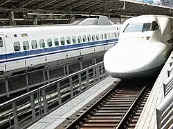 Shinkansen in Tokio auf FFU-Schwellen
