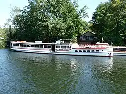 Festliegend am Wilhelmstrand (Koordinate) im August 2016 mit „Spreedampfer“-Schild