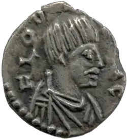 Silbermünze des Flavius Odovacar (FL ODOVAC). Auf der Rückseite befindet sich das Monogramm des Königs in einem Kranz und darunter das Münzzeichen RV.