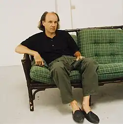 Jerry Zeniuk 1993 auf einem grünen Sofa in der Villa Waldberta