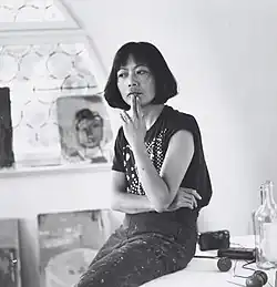 Leiko Ikemura in nachdenklicher Pose, in den 1990er Jahren in der Villa Waldberta