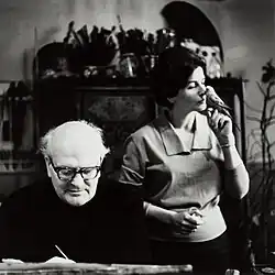 Edgar Ende, im Bildhintergrund Lotte Schlegel mit Wellensittich auf der Hand, 1961