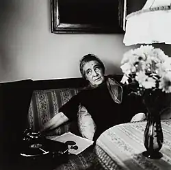 Tilly Wedekind im Jahr 1962, mit Plattenspieler, auf einem Sofa sitzend