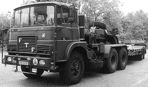 Mark-IV-Kabine auf einem Militärfahrzeug von Floor (1970)