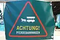 Warnschild wegen des Pferdebahn-Betriebes mit dem FTG-Wagen 167 im Eckenheimer Depot in Frankfurt am Main 2022.