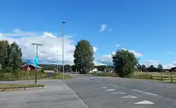 Foto einer Straße mit einigen Häusern