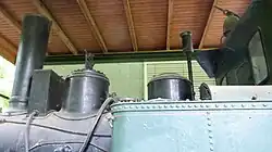 Schornstein, Sandkasten, zwei Dampfdome, Ejektor der Vakuum­bremse und Latowski-Dampfläutewerk auf dem Führerhaus