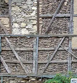 Gefache mit Holzgeflecht und Lehm­bewurf sowie Ausfachung mit Steinen in Meiningen, ursprüng­licher Lehmputz abgefallen