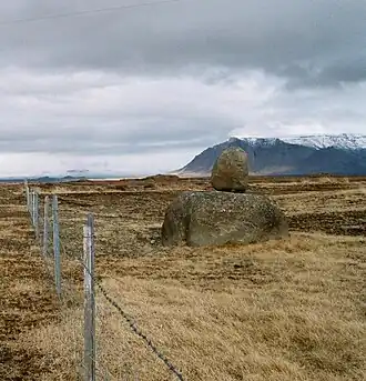 Fagraskógarfjall mit Grettisbæli (re.), Blick ins Hnappadalur