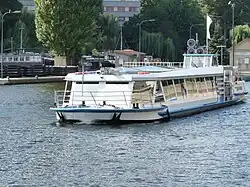 Das Fahrgastschiff Bellevue im Oberwasser der Schleuse Mühlendamm, Berlin.