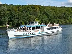 Das Fahrgastschiff Sperber auf dem Griebnitzsee zwischen Berlin und Potsdam