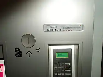 Fahrkartenautomat mit der Aufschrift „Düren Hbf“ im Bahnhof Düren