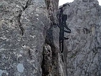 Bild des Fahrrades, das im Oberreintalturm mitten in der Wand hängt