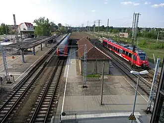 Blick auf die Bahnsteige des unteren Bahnhofsteils