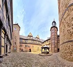 Innenhof mit Blick zum Westflügel