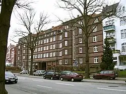 Wohnhaus Falkenstraße mit Durchfahrt zum Reiherstieg (von Ladiges 1928)