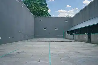 Jeu carré-Platz im Falkland Palace; das dédans wurde durch mehrere kleine Öffnungen ersetzt