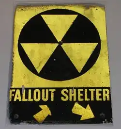 Ein Schild, das auf einen alten Atomschutzbunker in New York City zeigt