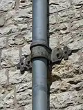 Historische Fallrohrbefestigung mit einer Rohrschelle, 1902
