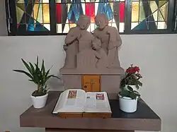 Maria und Josef sowie Jesus als spielendes Kleinkind (Familienaltar) Pfarrkirche St. Ambrosius Trier (1953)