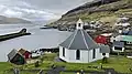 Blickfang in Haldórsvík ist die achteckige Kirche.