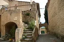 Gaßenszenerie und Rundbogen