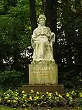Marmordenkmal im Garten des Hotels Kaiserin Elisabeth in Feldafing