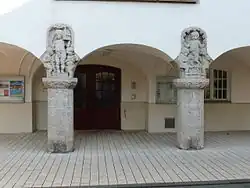 Arkaden mit Verzierungen