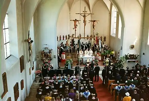 Altarraum nach 1973 mit Kreuzigungsgruppe