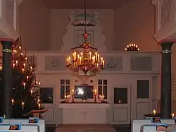 Altar und Chorempore mit Kanzel