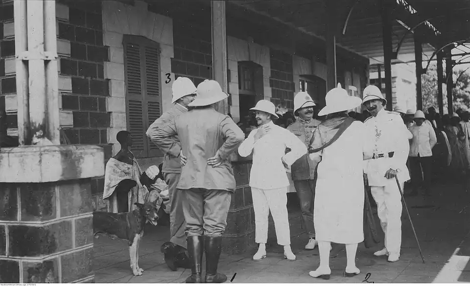 Der polnische Forschungsreisende Ferdynand Ossendowski (Bildmitte) in Guinea, 1926