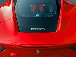 Ausschnitt des Heckfensters mit Blick auf den Motor