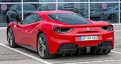 Heck des 488 GTB mit Bremsleuchte in der Mitte unter den Auspuffenden