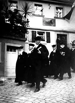 Der von Dekan Roth, Oberkirchenrat Priester und Pfarrer Kohler aus Strössendorf angeführte Festzug zur Kirchweihe.