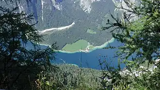Blick hinunter auf St.&nbsp;Bartholomä (Höhenunterschied ~1100&nbsp;m)
