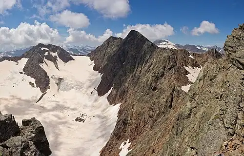 Blick von der Schneespitze auf den Feuersteinferner und die Feuersteine. Links die Aggslspitze, rechts davon die Magdeburger Scharte, von wo nach rechts der Südgrat zum Westlichen Feuerstein ansteigt.