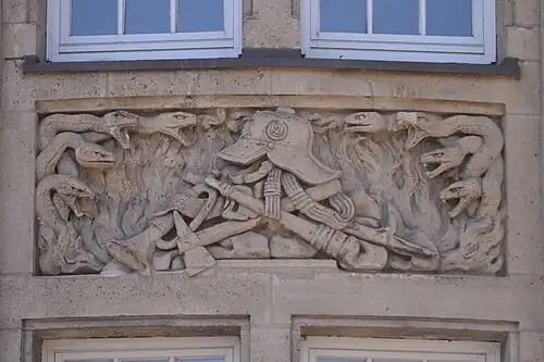 Relief im 1. Obergeschoss Schlangen symbolisieren die Feuersbrunst
