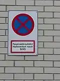 Zeichen 283, mit Zusatzschild Feuerwehrzufahrt Halteverbot nach StVO nach DIN&nbsp;4066-2, ohne ausstellende Behörde und ohne Dienstsiegel